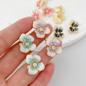 Brincos de Laço Esmaltados Banhados a Ouro 18K com Zircônia em Formato de Coração para Mulheres, Joia da Moda, Presente Delicado e Fofo em Cores Vibrantes - Product Image 5