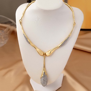 Collana Girocollo di Lusso di Alta Qualità a Forma di Y Massiccia Placcata in Oro Fuso con Cristallo a Goccia Gioiello Unico per Feste di Matrimonio - Product Image 2