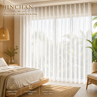 Voilages sur mesure en jacquard feuilles, blancs, pour projets hôteliers et de complexes, conçus sur mesure pour les chambres d'hôtes.