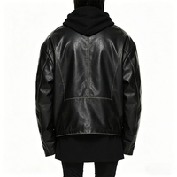 Blouson en cuir vintage pour homme, style motard, délavé et vieilli, avec revers, détails délavés personnalisés et effet usé, idéal pour un look décontracté urbain.