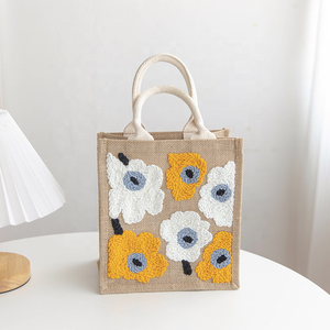 Bolsa de Mano Personalizada con Diseño Floral, Bordado a Mano con Aguja Mágica, para Navidad - Product Image 1