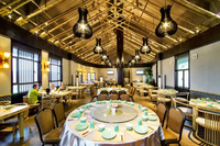 Ensemble de table et chaises de restaurant au design moderne, avec assise capitonnée et plateau rond en bois, pour projets de banquets d'hôtels de luxe classiques