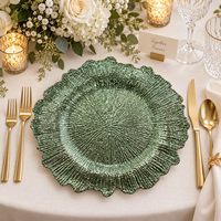 Assiette de présentation moderne texturée en plastique de 13 pouces avec finition gaufrée artistique pour la décoration de table d'hôtel, de mariage ou d'événement