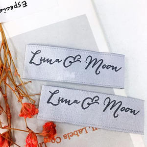 Etiquetas Plegables Impresas en Tela Brocada de Poliéster de Alta Densidad, Hechas a Medida y de Alta Calidad, para Ropa, Bolsas y Zapatos (Ecológicas) - Product Image 1