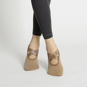 Chaussettes de yoga en coton respirantes à logo personnalisé pour femmes, antidérapantes, tricotées pour le printemps, barre, trampoline, Pilates - Product Image 4