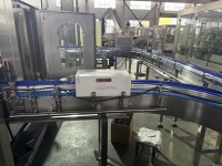 Machine de mise en conserve isobare automatique pour bière, 18 têtes, remplisseuse à contre-pression pour boissons gazeuses, ligne de scellage de canettes en aluminium