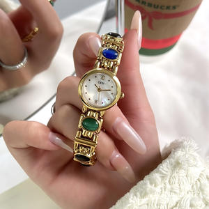 Reloj de pulsera para mujer con piedras de colores estilo retro europeo y americano, diseño único y exótico. - Product Image 3