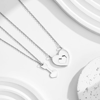Collier vintage en acier inoxydable en forme de cœur avec pendentif flèche d'amour, gravure disponible, chaîne à maillons pour couples