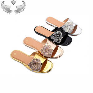 Sandali piatti da donna alla moda, infradito, ciabatte casual da spiaggia leggere con decorazioni a goccia d'acqua per tutti i giorni - Product Image 1