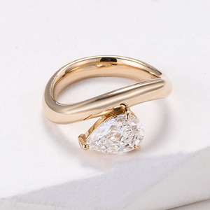 Anillo de compromiso de vástago trenzado de oro de 18 quilates con diamante de laboratorio de corte de pera certificado GIA respetuoso con el medio ambiente al por mayor - Product Image 3