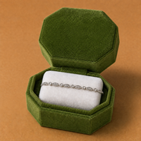 Boîte à bijoux hexagonale en velours vert foncé pour la vente en gros, avec éponge et doublure en flanelle, logo personnalisé disponible
