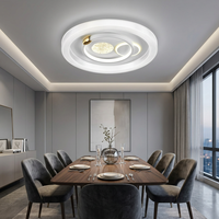 Plafonnier d'inspiration nordique avec un design artistique en forme de trèfle et une structure à trois anneaux offrant une lumière douce et uniforme pour les intérieurs de maison