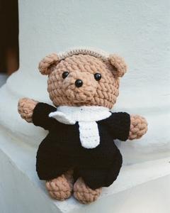 Orsacchiotto Avvocato all'Uncinetto Fatto a Mano, Regalo <span class=keywords><strong>di</strong></span> Laurea, Simpatica Bambola della <span class=keywords><strong>Giustizia</strong></span> per Studenti <span class=keywords><strong>di</strong></span> Giurisprudenza e Professionisti del Diritto - Product Image 3