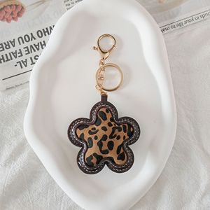 พวงกุญแจหนังแฟชั่นลายเสือดาวดอกไม้เคลือบ UV สุดฮิต งานฝีมือสุดพิเศษ ดีไซน์เฉพาะตัว ใช้ตกแต่งกระเป๋า เป็นมิตรกับสิ่งแวดล้อม - Product Image 4