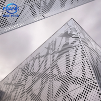 Revêtement mural extérieur en tôle perforée décorative en aluminium à trous variés sur mesure, maille perforée en acier inoxydable 304