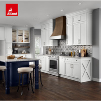 Armoire de cuisine en bois massif Alland Luxury X Shape Panel Sugar Creek Paint Grade Magnolia et Tidal avec accents en cerisier Biscotti