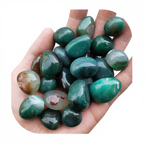 Vente en gros de cristaux polis de 20-30 mm, pierres de guérison, chrysoprase verte, forme libre, boule et globe sculptés, en vente - Product Image 1