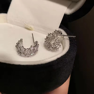 Boucles d'oreilles clous géométriques haut de gamme pour femmes, style européen et américain, simples et élégantes, en forme de C, avec tige en argent, design large et métallique, très tendance - Product Image 3