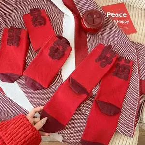 جوارب الخريف الحمراء الاحتفالية للرجال والنساء، جوارب مريحة ثلاثية الأبعاد من البوليستر لتعزيز الثروة - Product Image 3