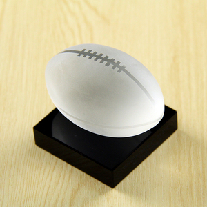 Mini ballon de rugby en cristal <span class=keywords><strong>pas</strong></span> <span class=keywords><strong>cher</strong></span>, football américain avec base noire, ballons de sport en verre, trophées de jeu, souvenirs - Product Image 3
