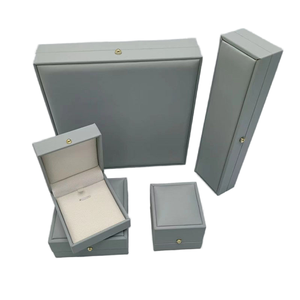 Atacado Logotipo Personalizado Microfibra Material Jóias Embalagem Caixa PU Couro Anel Brinco Colar Bangles Pulseira Pingente Set - Product Image 4