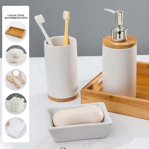 Juego <span class=keywords><strong>de</strong></span> 4 Accesorios <span class=keywords><strong>de</strong></span> <span class=keywords><strong>Baño</strong></span> <span class=keywords><strong>de</strong></span> Cerámica con <span class=keywords><strong>Tapa</strong></span> <span class=keywords><strong>de</strong></span> Madera, Juego <span class=keywords><strong>de</strong></span> Regalo <span class=keywords><strong>de</strong></span> Lujo Personalizado con Plato para Sopa y Botella <span class=keywords><strong>de</strong></span> Champú - Product Image 2