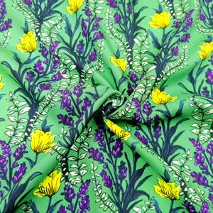 Nueva Tela Popelina de Algodón Peinado Suave con Patrón de Flores Amarillas sobre Base Verde y Ramitas de Flores Púrpuras, Ligera - Product Image 5