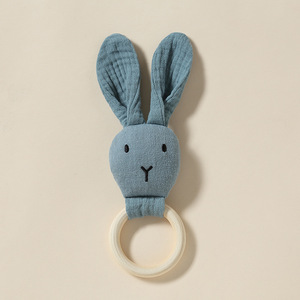 Poupée serviette douce et écologique pour bébé, marionnette à main en gaze de coton avec pendentif cloche en bois <span class=keywords><strong>comestible</strong></span> pour nouveau-né - Product Image 3