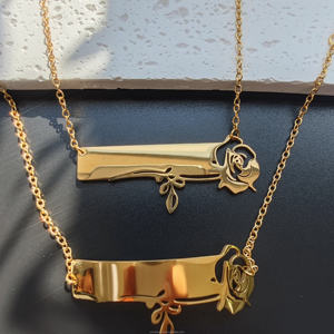 Collana Personalizzabile con Nome, Scultura Geometrica Placcata al Laser, Gioiello da Donna in Acciaio Inox con Corda Placcata Oro 18K - Product Image 5