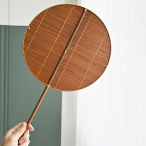Éventail en bambou tressé avec manche en feuille de palmier, fait main, naturel, pour rafraîchissement estival et décoration intérieure - Product Image 2