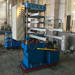 Machine de fabrication de <span class=keywords><strong>dalles</strong></span> en caoutchouc servo-hydraulique avec système d'alimentation automatique pour équipement de tapis de sol antidérapants en granulés de caoutchouc pour aires de jeux - Product Image 4