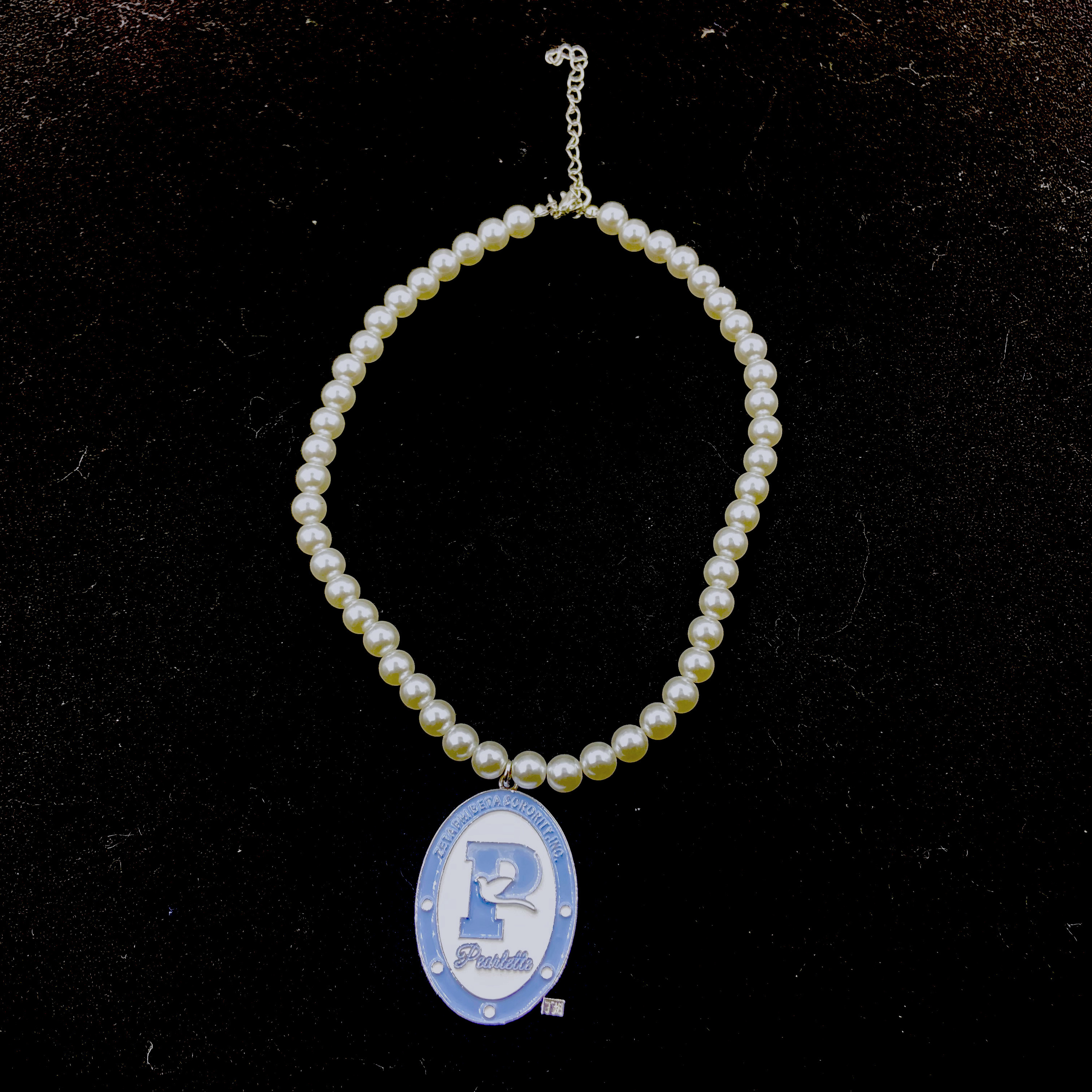 Perla bianca con ciondolo blu