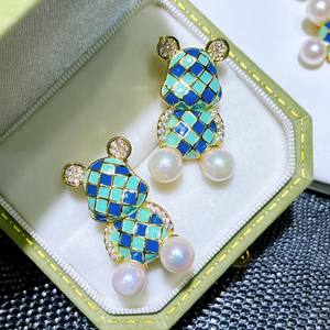 Broche de Oso Exquisito de Alta Gama con Doble Perla y Esmalte a Cuadros, Decoración para el Pecho - un Exquisito Joya de Cristal con Patrón Numérico - Product Image 2