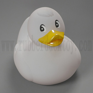 <span class=keywords><strong>Anatra</strong></span> di gomma <span class=keywords><strong>bianca</strong></span> promozionale all'ingrosso da 7cm con impronta logo personalizzata, giocattolo <span class=keywords><strong>anatra</strong></span> da bagno bianco per bambini, <span class=keywords><strong>anatra</strong></span> <span class=keywords><strong>bianca</strong></span> galleggiante - Product Image 1