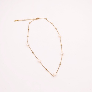 สร้อยคอโซ่ไข่มุกเทียมทรงเรขาคณิตชุบทองสไตล์เกาหลีสำหรับผู้หญิง ดีไซน์หลากหลายรูปแบบการสวมใส่ - Product Image 5