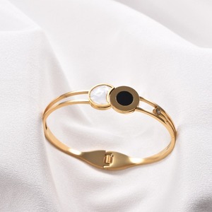Bracelet en acier inoxydable plaqué or 18 carats avec émail noir, étanche, hypoallergénique, bijou minimaliste à breloque géométrique - Product Image 6