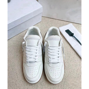 Baskets décontractées blanches de créateur pour hommes et femmes, baskets basses en toile tendance avec coutures en flèche et lacets - Product Image 3