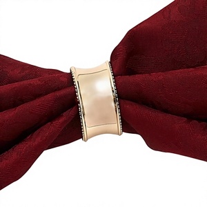Anneaux de serviette en métal doré décorés uniques pour le dîner et le mariage Décoration de table Porte-serviettes de forme ronde - Product Image 1