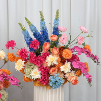 Arrangements floraux luxueux de haute qualité en roses roses et jaunes et en delphinium pour l'allée de mariage, les centres de table