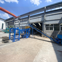 Machine de fabrication de briques de pavé autobloquantes et creuses Jiusheng QTJ4-26 avec moteur, production automatique de ciment pour l'Afrique