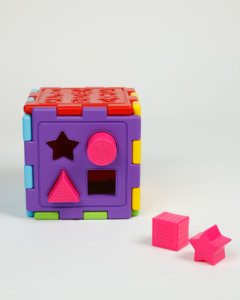 CUBE D'ACTIVITÉS Un cube d'activités vibrant, robuste et stimulant de Girnar, composé de 6 panneaux et contenant un total de 11 activités pour notre jeune prodige. - Product Image 4