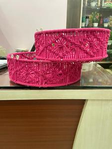 Panier de rangement en macramé en coton rose moderne, tissé, suspendu, pour la décoration de la maison et de la chambre d'enfant - Product Image 1