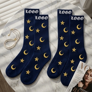 Calzini Gotici con Stampa Luna e Stelle, Logo Personalizzato, Streetwear Divertente in Cotone Bianco e Nero - Product Image 3
