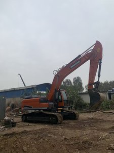 Excavatrice d'occasion Doosan DX300LC-9C, engin lourd de taille moyenne-grande pour les travaux de terrassement et les projets miniers en carrière - Product Image 2