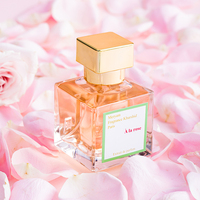 Parfum pour Elle, Flacon Carré en Verre Transparent, Base Épaisse, Bouchon Doré, Pétales de Rose, Eau de Toilette Rose, Longue Tenue