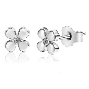 Pendientes Zoryn de Titanio Puro con Diseño de Trébol de Cuatro Hojas, Hipoalergénicos, Aptos para Perforaciones, Estilo Pañuelo para la Cabeza, Unisex - Product Image 4