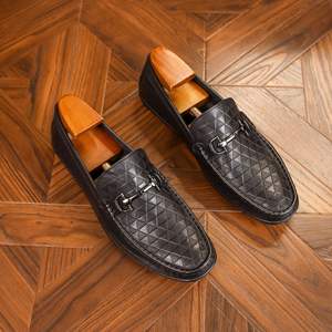 รองเท้าโลฟเฟอร์แบบสวมสำหรับผู้ชาย คุณภาพสูง น้ำหนักเบา แฟชั่นหรูหรา สไตล์ลำลอง เหมาะสำหรับใส่กลางแจ้ง หนังแท้สไตล์เรโทร สำหรับฤดูใบไม้ผลิ - Product Image 1