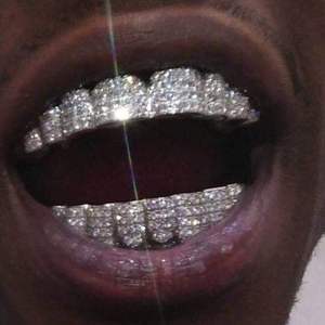 Grillz de luxe personnalisés en argent 925 avec moissanite, style hip-hop, faits à la main, effet VVS, design de bijoux haut de gamme - Product Image 3