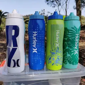 Botella de agua deportiva de hockey exprimible de plástico a prueba de fugas sin BPA personalizada de 32OZ con pajita larga