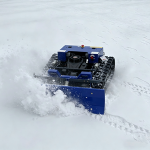 Tondeuse à chenilles télécommandée multifonctionnelle avec <span class=keywords><strong>lame</strong></span> à neige réglable <span class=keywords><strong>de</strong></span> 550 mm, robot <span class=keywords><strong>de</strong></span> <span class=keywords><strong>déneigement</strong></span> à essence pour usage résidentiel - Product Image 1